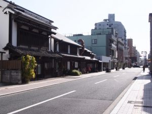 唐人町通りには、歴史的建造物が多数ある。近年は、町屋をリノベーションした店舗も増えてきた