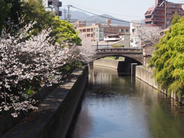 坪井川に1875（明治8）年に架橋された明八橋は、新町・古町地区を象徴する歴史的景観のひとつ