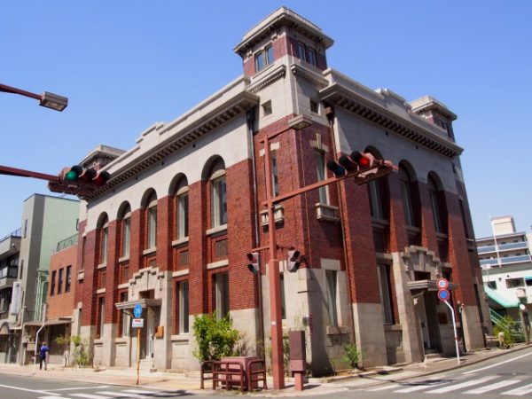 「ハイカラ百貨店」として実証実験の舞台となる、国登録有形文化財でもある旧第一銀行熊本支店（現PSオランジュリ）の建物。取り壊しの危機もあったが、現在は空調機器メーカーのショールームとして使用されている