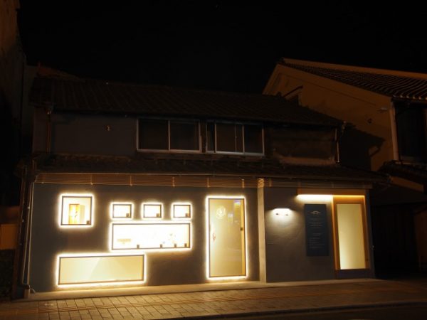 「ハイカラ百貨店」として実証実験の舞台となる、国登録有形文化財でもある旧第一銀行熊本支店（現PSオランジュリ）の建物。取り壊しの危機もあったが、現在は空調機器メーカーのショールームとして使用されている