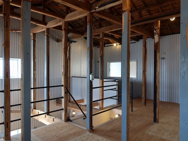 2階の柱、梁のうち、中央部分はDIY可。よく見ると意外と立派な材が使われている