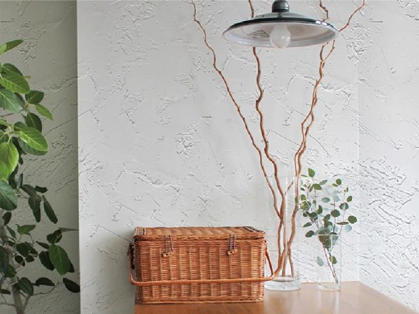 　DIY初心者でも簡単に塗ることができる塗料を用いれば、風合いのある個性的な空間が実現する。[STYLE MORUMORU モルモル]　