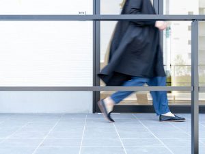 「店舗が並ぶお洒落なアウトレットモールがありますよね？あの『住居版』のイメージです」と畑原さん。ウィンドウショッピングするような感覚で歩けるタイルの通路も、各店舗の窓も鏡のようにキレイに整えられている