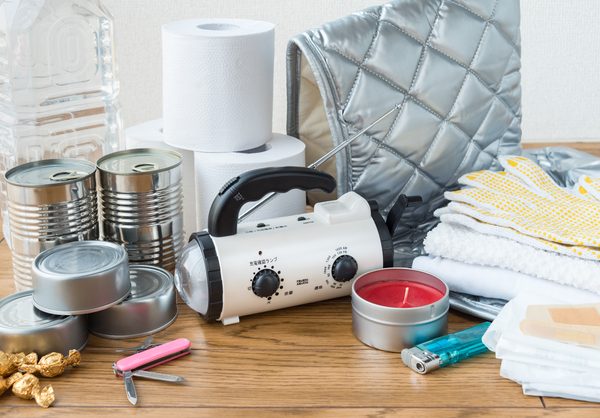 釜石さんは、近年の災害状況を考慮し、防災備蓄は10日以上の備えが必要とのこと。また、食料が尽きた場合などの対策に、被災していない地域の親戚や友人・知人宅への疎開も考えておくべきという。その際、電車などが動いていなかったりすると長い距離を歩くことになるので、そのための服装や金銭を用意しておくのも必要なことと話した