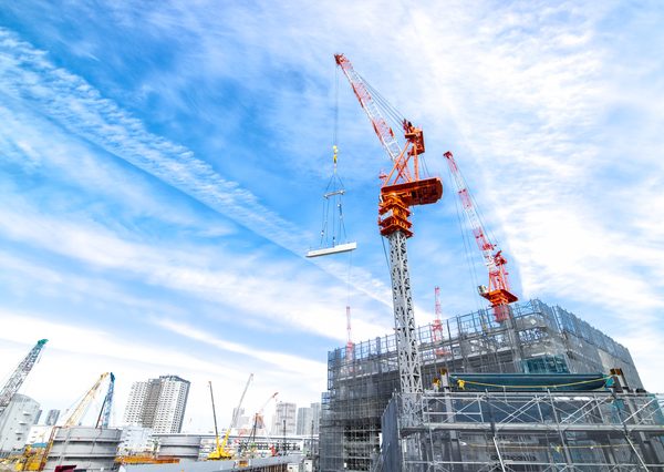 2020年全体の動きを見ると新築マンションの分譲戸数は首都圏・近畿圏で減少。</br>中古マンションの成約件数も減少傾向で、コロナの影響を受けて都市圏での住宅需要の縮小が明らかに