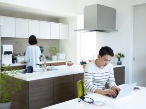 昨年4月の緊急事態宣言以降も、テレワークを恒常化したり拡充する企業も見られる