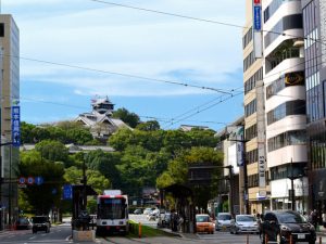 熊本市街から熊本城を望む。熊本を象徴する風景として、市民や観光客に親しまれてきた