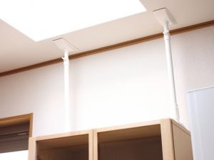 家具の転倒防止やガラスの飛散防止といった対策は、災害時に人を守るだけでなく、その後の在宅避難で生活空間を確保することにつながる