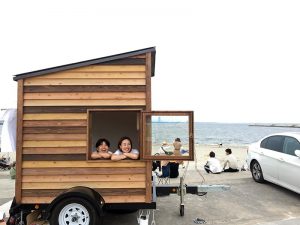 たくさんの人に断熱のすごさを体感してもらおうと、建築学生が始めた「断熱タイニーハウスプロジェクト」。快適な空間をどこでも持ち運べる自由な暮らしを想定