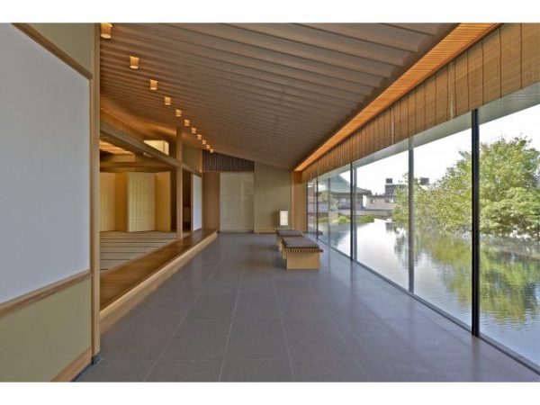 常設展示「游心亭」広間。柱は節のない柾目（まさめ）材で、今ではなかなか手に入らない材料という（写真：北嶋俊治）