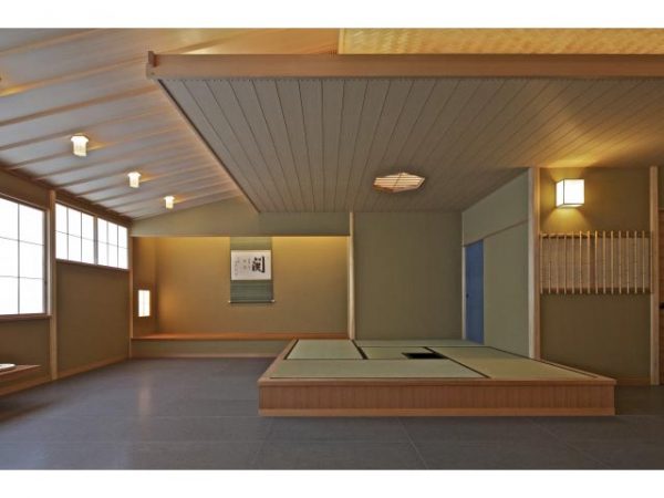 常設展示「游心亭」広間。柱は節のない柾目（まさめ）材で、今ではなかなか手に入らない材料という（写真：北嶋俊治）