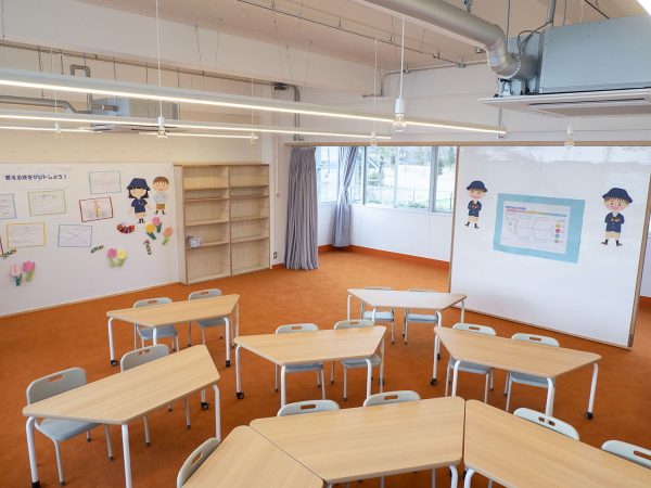 教室も廊下もオレンジ色のカーペット敷き。壁がないとはいえ、吸音ボードなどを用いて音にも配慮