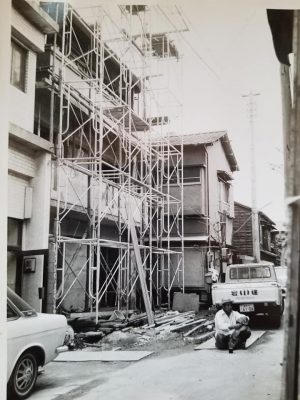 50年ほど前の、マンションの建設時の写真。奥にはすでにアパートが建っている