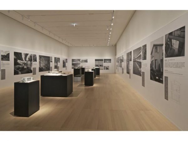 地階の企画展示室。展示は開館記念特別展「清らかな意匠―金沢が育んだ建築家･谷口吉郎の世界」（写真：北嶋俊治）