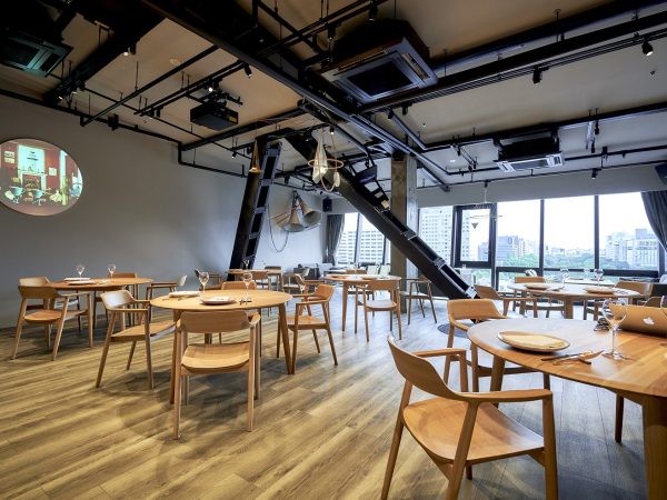 レセプションの壁には、愛知県生まれのアーティスト・杉戸洋さんによるモザイクタイルを使った作品が飾られている　©AMEBA HOLDINGS INC.