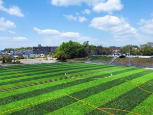 広大な敷地を活かしたグラウンドは、全面人工芝で照明やバックスタンドも設置。瀬戸フットボールクラブをはじめ地域の人にも活用されている