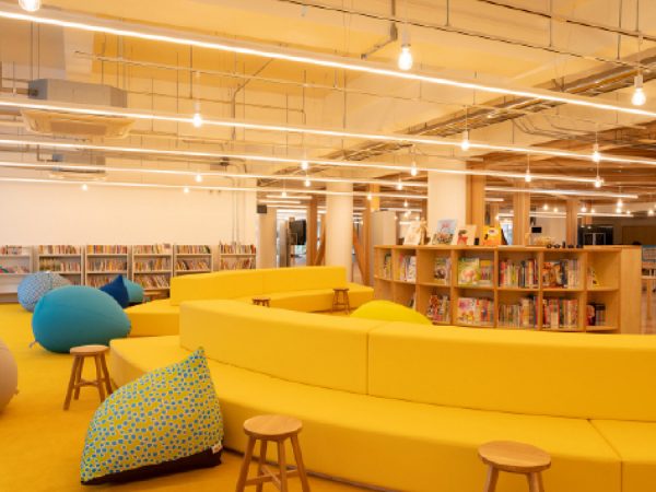 新築された「ラーニングコモンズ」は、隣り合う空間と混じり合うような、木のあたたかみ漂うオープンスペース。</br>配管むき出しのデザインでライブ感も演出した