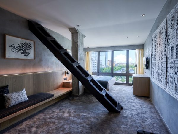 客室で存在感を放つ、名古屋テレビ塔の鉄骨。窓はもともと一重だったが、ホテルとしての防音性を考えて二重サッシにしてある　©AMEBA HOLDINGS INC.