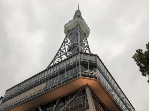 客室で存在感を放つ、名古屋テレビ塔の鉄骨。窓はもともと一重だったが、ホテルとしての防音性を考えて二重サッシにしてある　©AMEBA HOLDINGS INC.