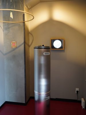 シグネチャールーム(ロビー)には、テレビ塔を表現した森北伸さんの木製彫刻「THE TOWER」のほか、さわひらきさんの映像作品などがある。「THE TOWER」は、夜になると光の加減で床に丸い形が浮かび上がり、そこに三日月と惑星が映し出される仕組みに