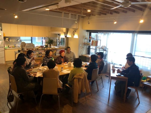 勉強をしたり、本を読んだり。子どもたちもコモンルームで思い思いに過ごす