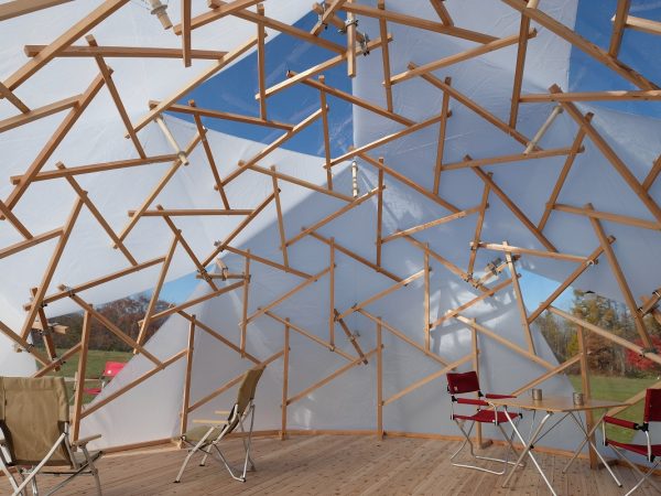 北海道・十勝でのトライアルでは、ポロシリ自然公園にアウトドアレジャー用のドームをつな木でつくった