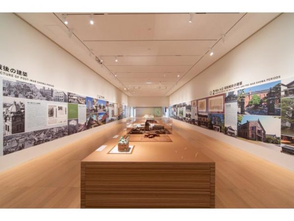 地階の企画展示室。展示は開館記念特別展「清らかな意匠―金沢が育んだ建築家･谷口吉郎の世界」（写真：北嶋俊治）