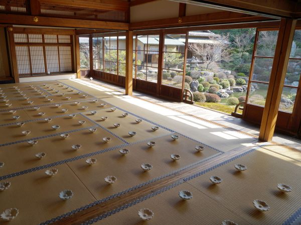 「SUIKEI ART FAIR OSAKA」にて。アーティスト山下 茜里さんの展示空間。「目」をモチーフとした作品で、3部屋をアレンジした