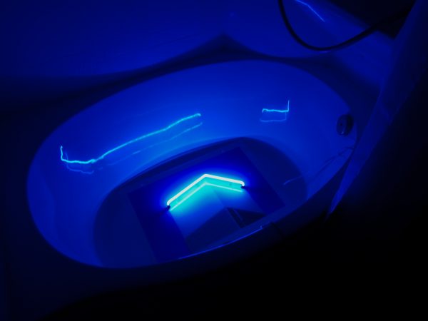 「SUIKEI ART FAIR OSAKA」のhotel it. osaka shinmachi会場での展示風景。写真提供：YOMAFIG.