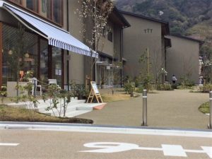 ショップやオフィス棟の前は、散策にぴったりの「もりねきの道」