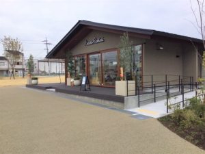 株式会社ノースオブジェクトが運営する北欧風レストランは、もりねき広場に隣接