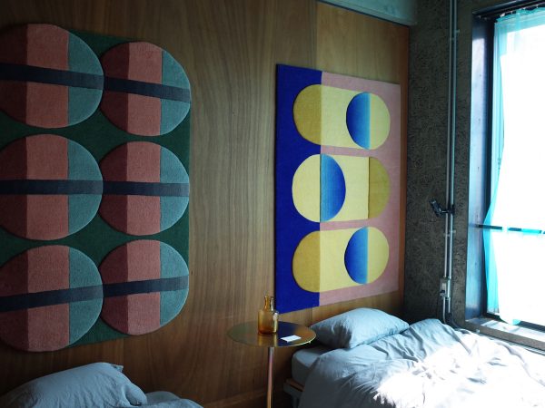 2020年6月に開催したイベント「現代アートと出会う日」の展示風景。6名の作家の作品が、「The Blend Inn」の全室を利用して展示された。写真提供：YOMAFIG.