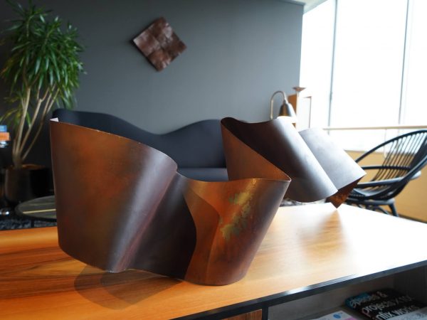 「SUIKEI ART FAIR OSAKA」のhotel it. osaka shinmachi会場での展示風景。写真提供：YOMAFIG.