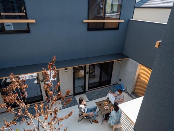 エントランスホールに備えられたカウンター。ここも居住者の憩いの場になっている