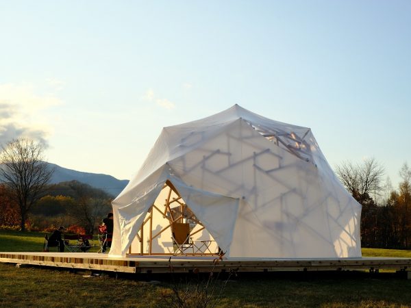 北海道・十勝でのトライアルでは、ポロシリ自然公園にアウトドアレジャー用のドームをつな木でつくった