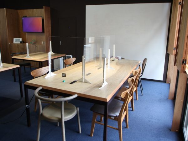 元映画館を改修した「コクゲキ」。近未来的な演出が目を引く