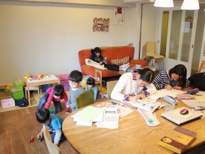 勉強をしたり、本を読んだり。子どもたちもコモンルームで思い思いに過ごす