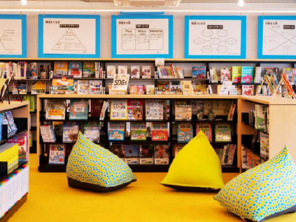 「アレキサンドリア」と名付けられた図書館。所蔵図書はICタグで管理され、校内のさまざまな場所で自由に閲覧可能。</br>探究心の基礎となる思考スキルを高めるための”思考ツール”が掲示されているのも同校ならではだろう