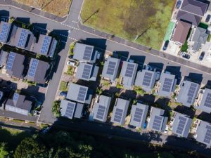 地球温暖化対策やコロナ禍で落ち込んだ経済の回復のため、政府は太陽光発電システムなどを設置した省エネ住宅を推進する「グリーン住宅ポイント制度」を開始している