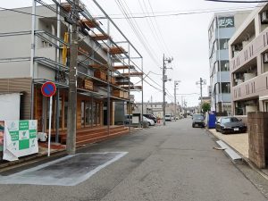 近くに陸運局があることから車関係の工場などが多い一角