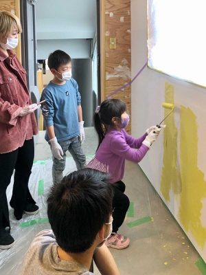 一人で黙々と作るのも楽しいが、ここでは周囲の人と一緒に作るという形も生まれているようで、実に楽しそう