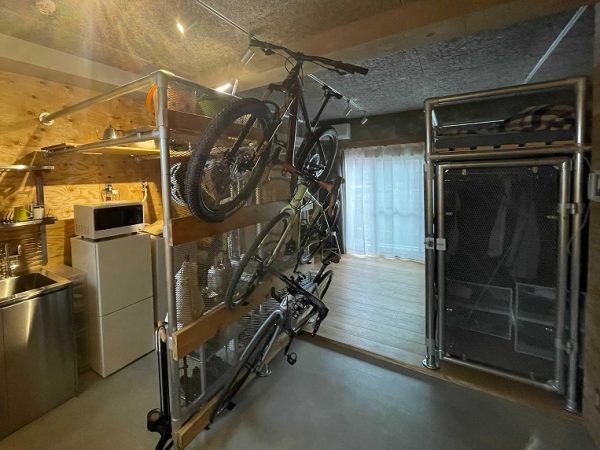 工場側から見た共用部。手前は土間となっており、もともと作業スペース