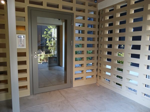 マンションのエントランス部分はピロティにブロックを積んで作られた