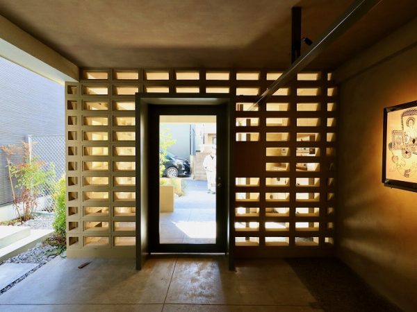 マンションのエントランス部分はピロティにブロックを積んで作られた