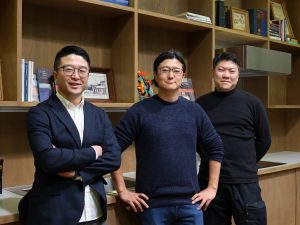 今回話を伺ったお三方。中央が川岸氏、左側が小泉氏、右側が相澤氏。これ以外にも設計デザイン、不動産関連などと関係者の多いプロジェクトである