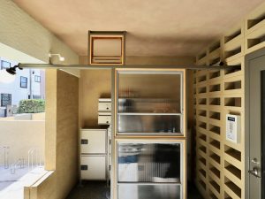 郵便受けなどの手前に既存の建具を利用した目隠しを設置。宅配ロッカーも用意した