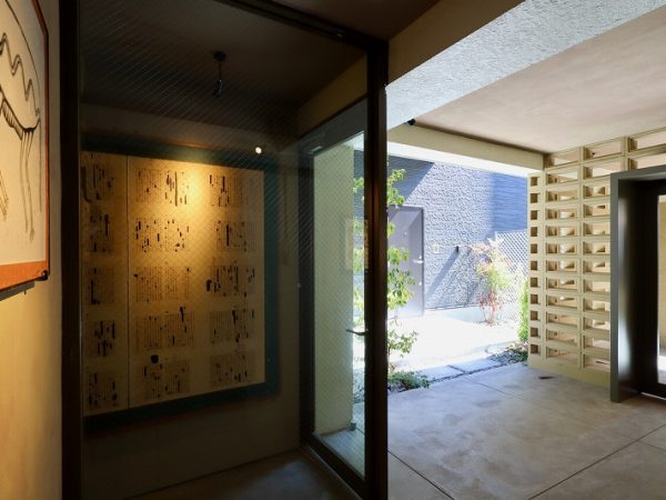 エントランスホールに入るとこんな絵が迎えてくれる