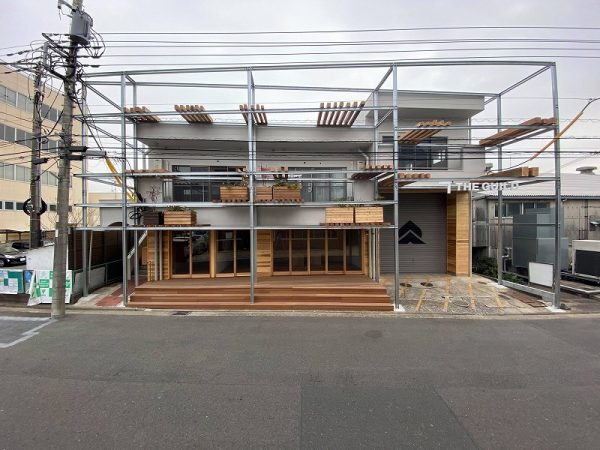 正面からの、インパクトのある外観。右手の工場部分とそれ以外で建物の高さが異なる