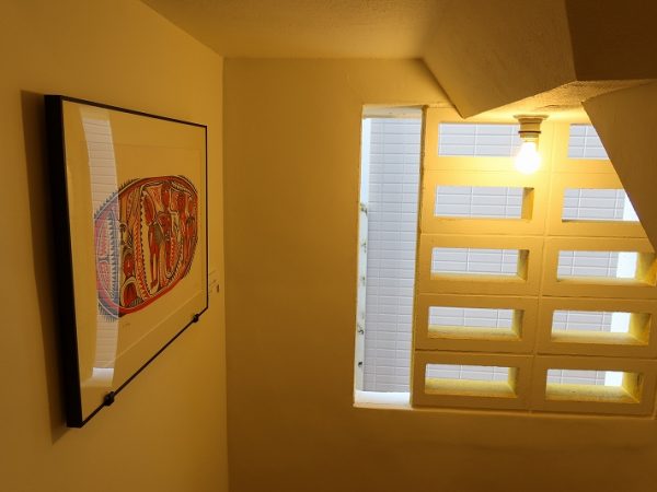 エントランスホールに入るとこんな絵が迎えてくれる