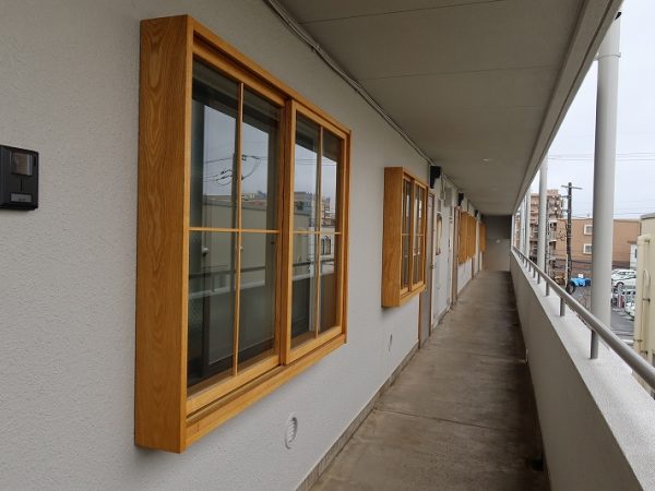 正面からの、インパクトのある外観。右手の工場部分とそれ以外で建物の高さが異なる